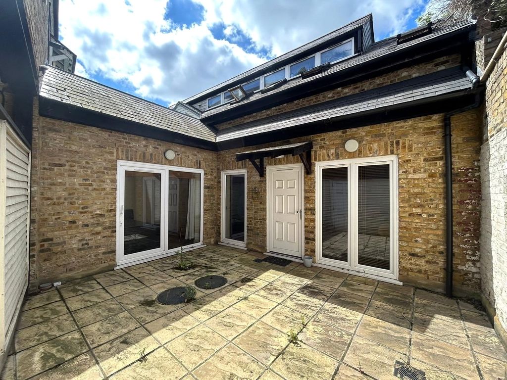 2 bed flat for sale in Catford Hill, London SE6, £260,000 Zoopla