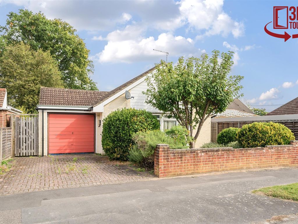 2 bed detached bungalow for sale in Oak Avenue, Owlsmoor, Sandhurst