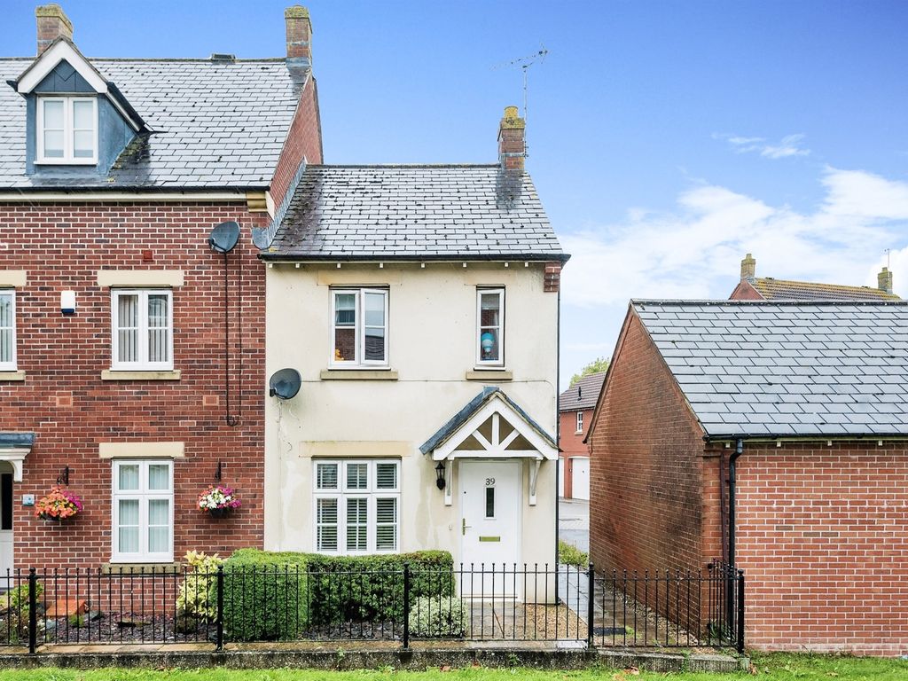 2 bed end terrace house for sale in Pioneer Road, Swindon SN25, £