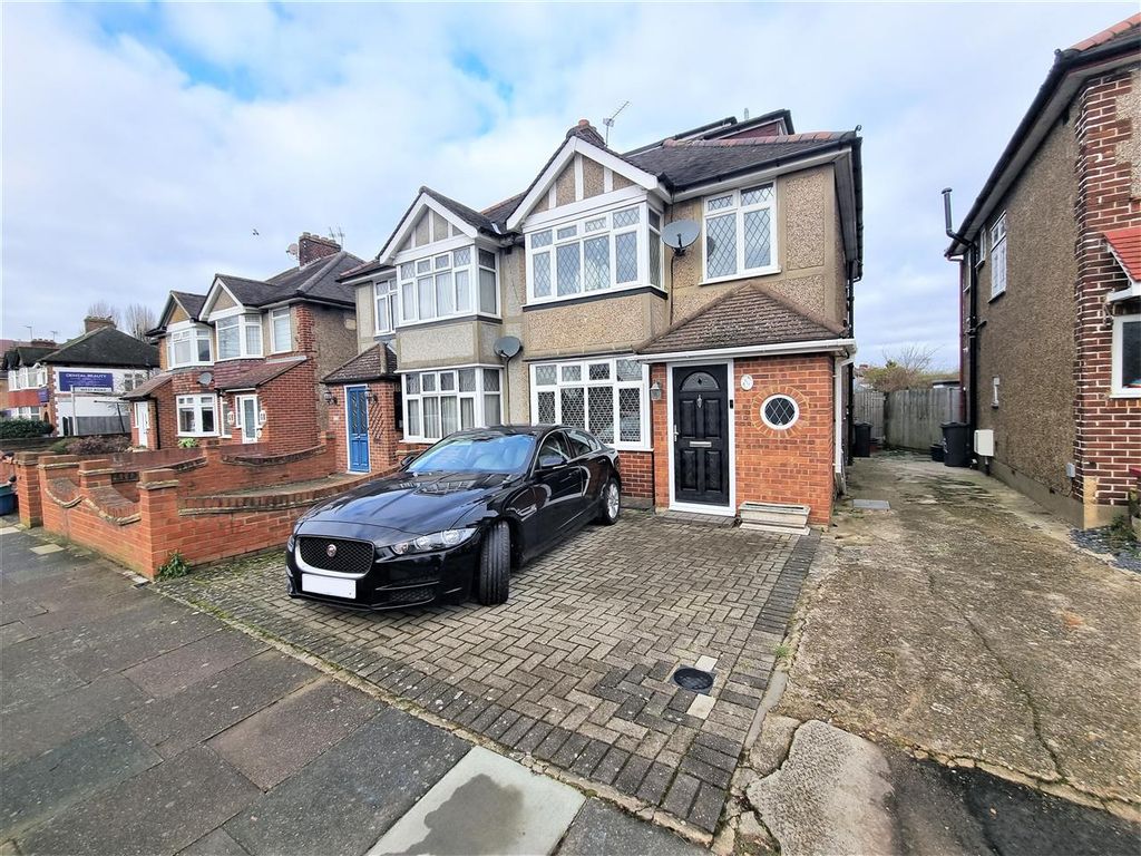 5 bed semidetached house for sale in Staines Road, Bedfont, Feltham