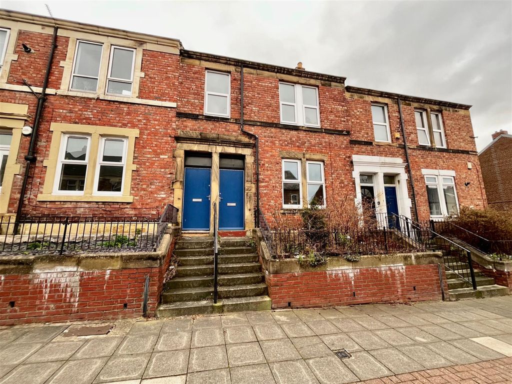 3 bed flat to rent in Brinkburn Avenue, Bensham, Gateshead NE8, £650