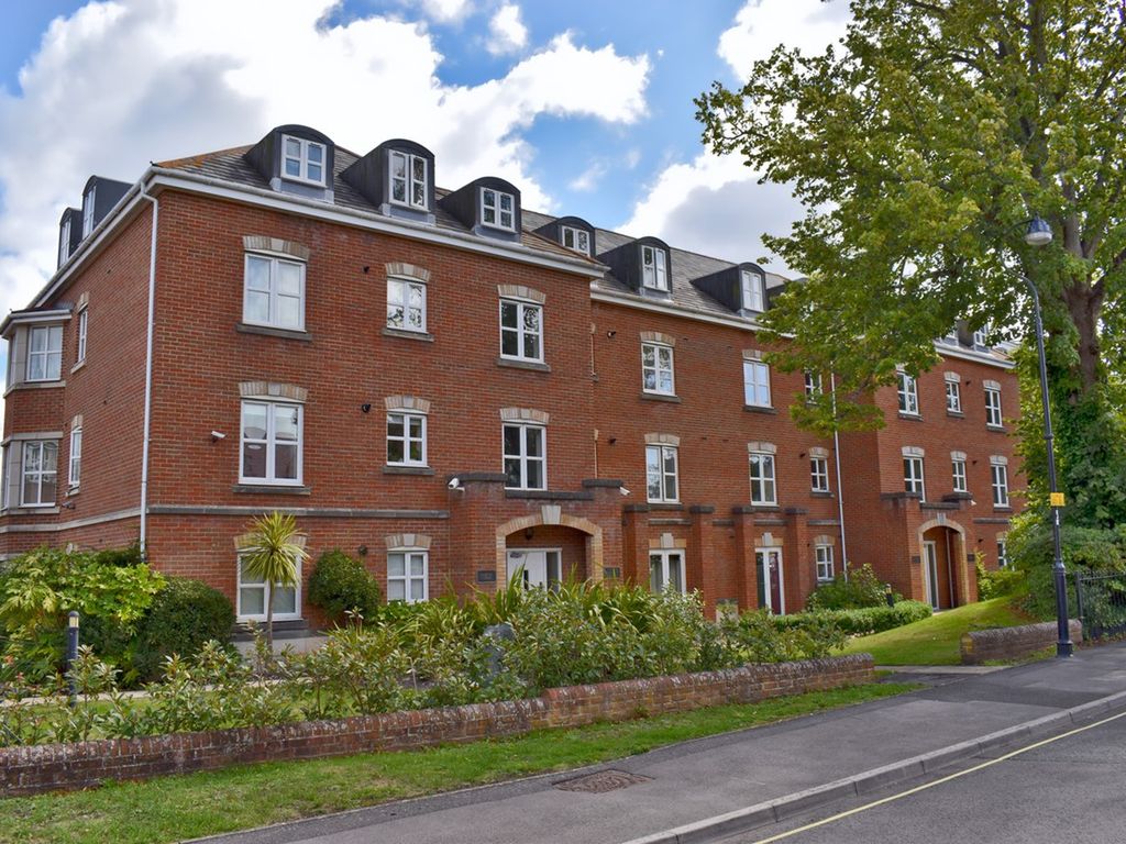 2 bed flat for sale in Hillcroft Close, Lymington SO41, £279,950 Zoopla
