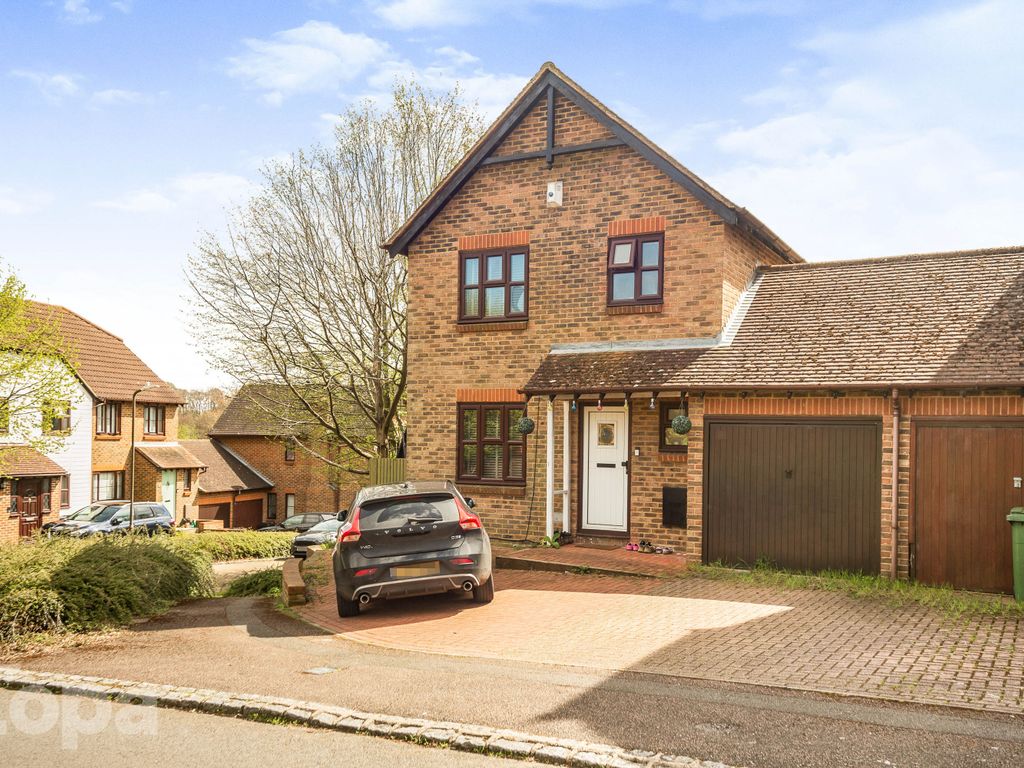 3 bed link detached house for sale in Forestdale Road, Walderslade