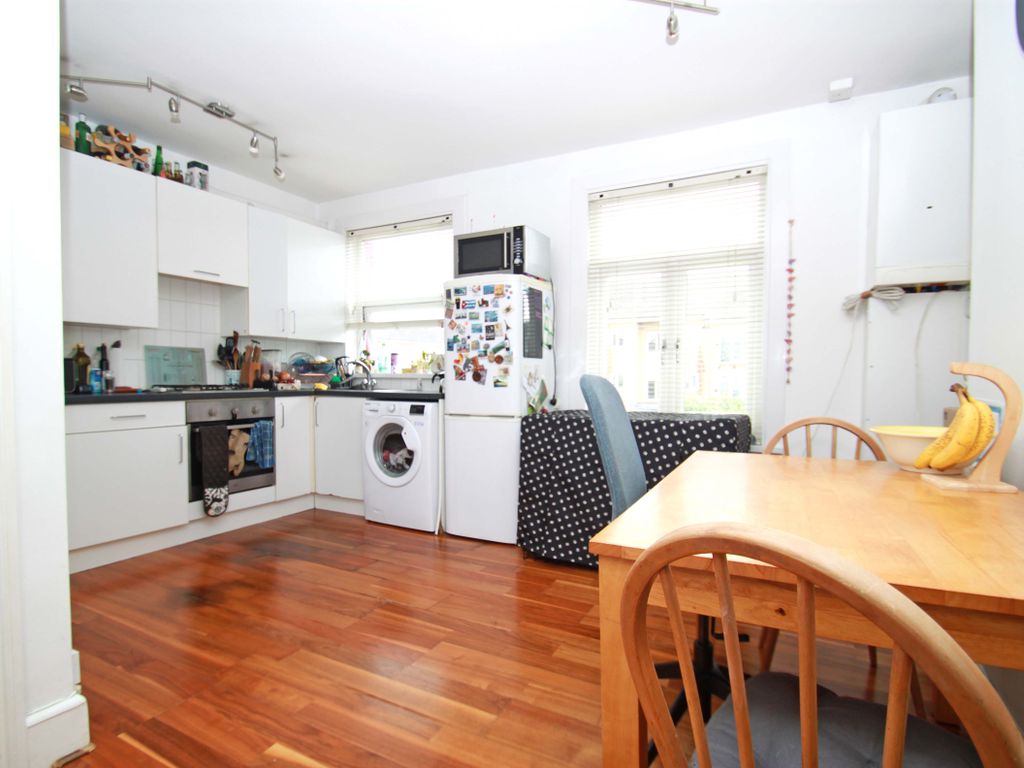 2 bed flat to rent in Dunbar Road, Wood Green N22, £1,600 pcm Zoopla