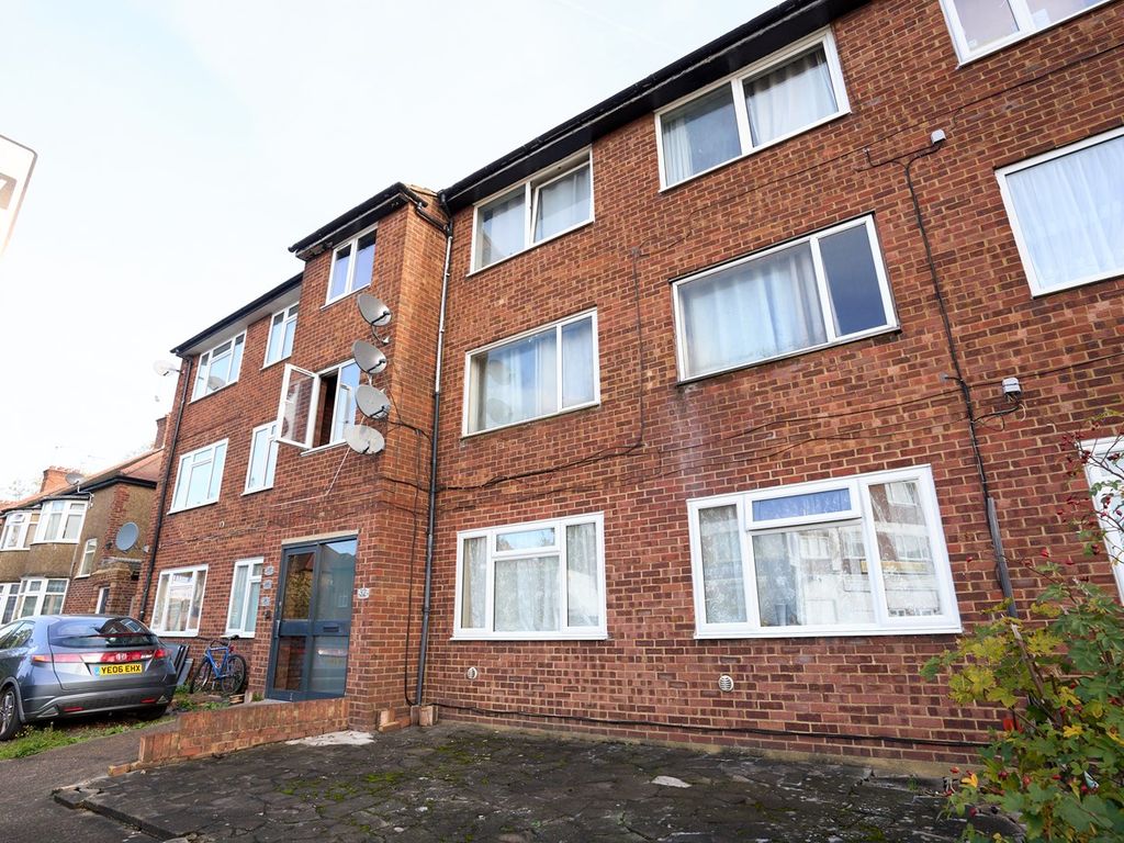 2 bed flat for sale in Staines Road, Feltham TW14 Zoopla