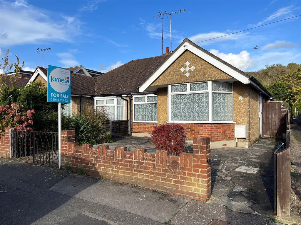 2 bed semidetached bungalow for sale in Links Way, Croxley Green