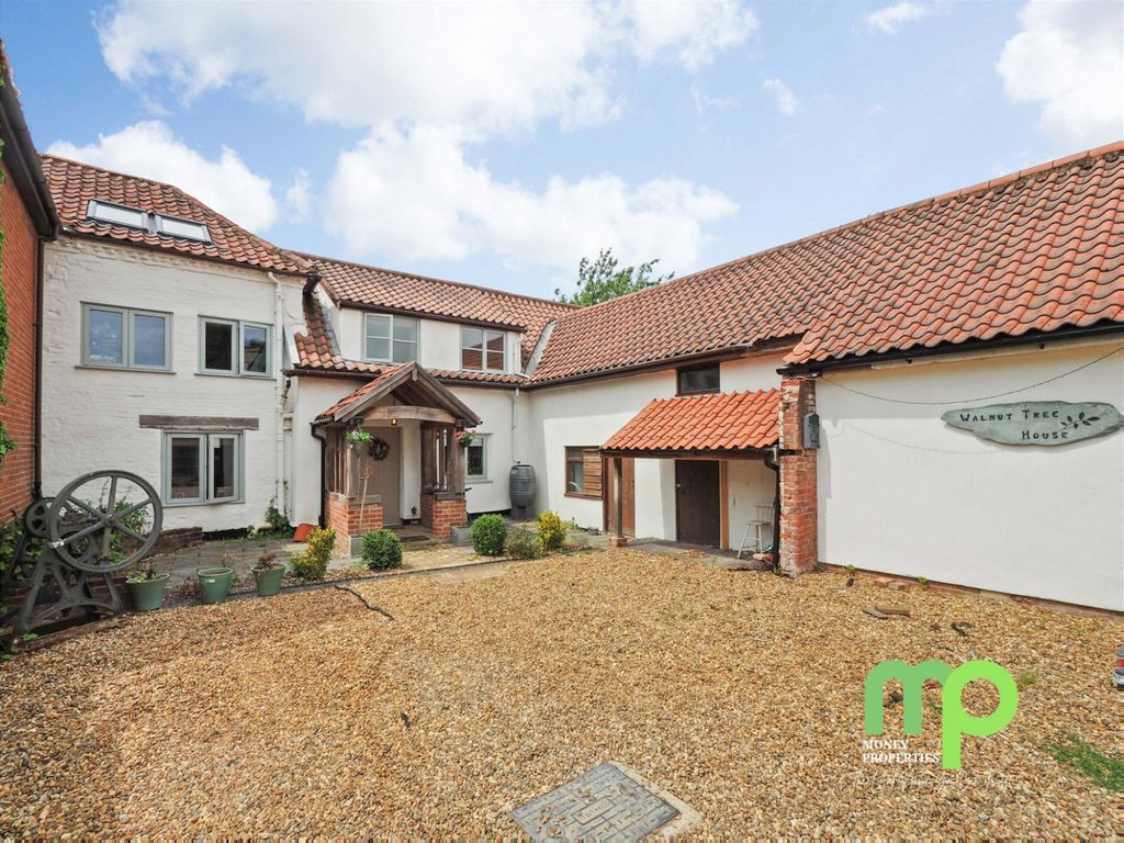 5 bed semidetached house for sale in Long Stratton Road, Forncett St