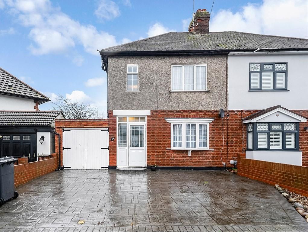 3 bed terraced house to rent in Amesbury Drive, North Chingford E4, £