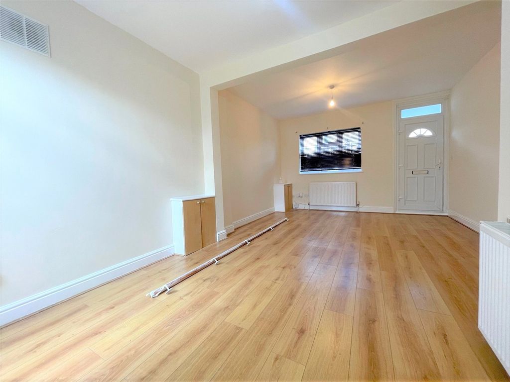 2 bed end terrace house to rent in Whitehorse Road, Croydon CR0, £1,650