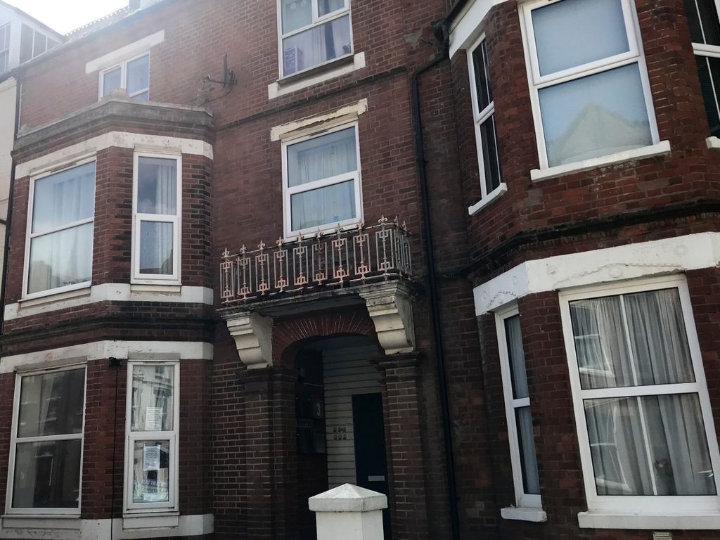 2 bed flat to rent in Cabbell Road, Cromer NR27, £750 pcm Zoopla