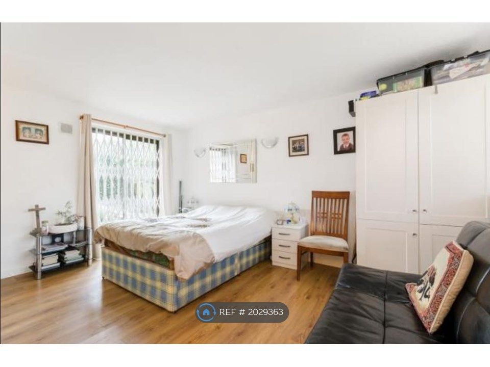 Studio to rent in Bowles Hall, Brentford TW8, £1,250 pcm Zoopla