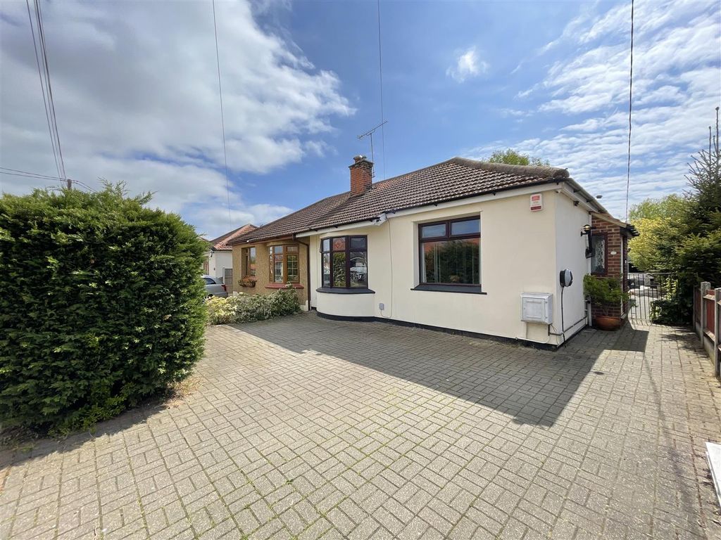 3 bed semidetached bungalow for sale in Central Avenue, Corringham