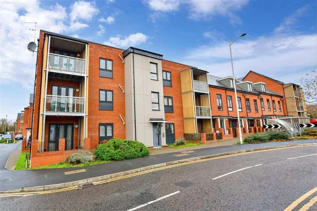 1 bed flat for sale in Fullwell Avenue, Clayhall, Ilford, Essex IG5