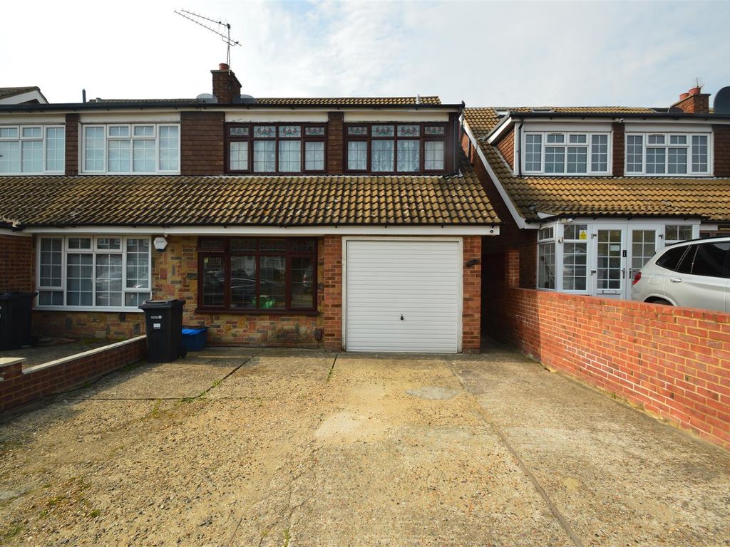 4 bed semidetached house for sale in Tryfan Close, Redbridge IG4, £