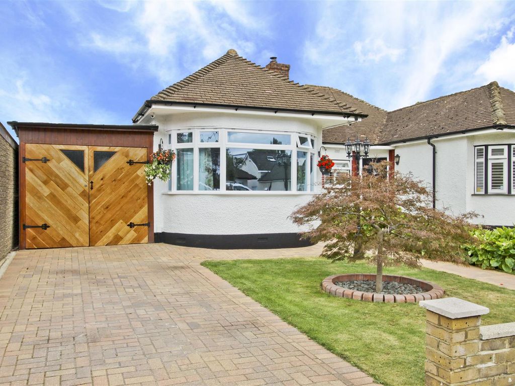 3 bed semidetached bungalow for sale in Pavilion Way, Ruislip HA4, £