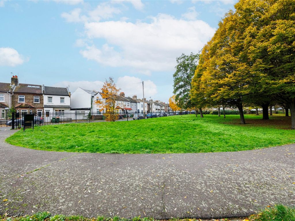 3 bed terraced house for sale in King Avenue, London E16, £