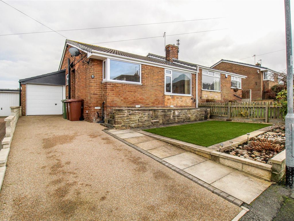 2 bed semidetached bungalow for sale in Pippins Green Avenue