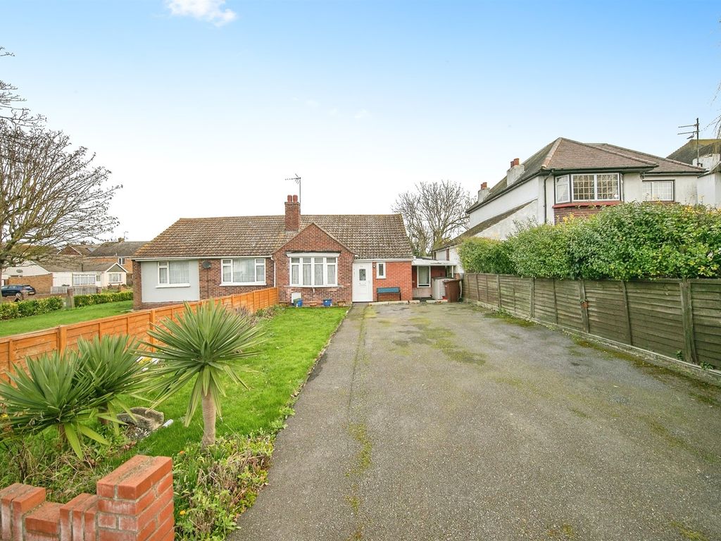 2 bed semidetached bungalow for sale in Arnold Road, ClactonOnSea