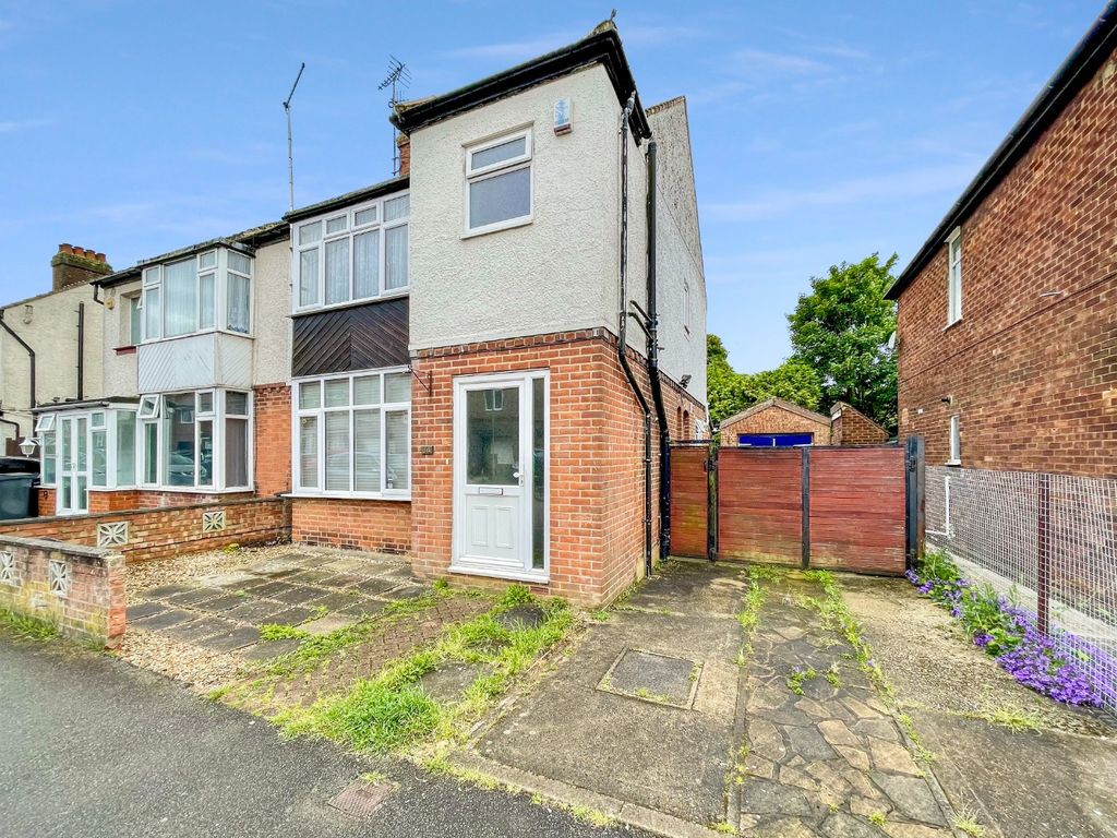 3 bed semidetached house for sale in Road, Luton, Bedfordshire
