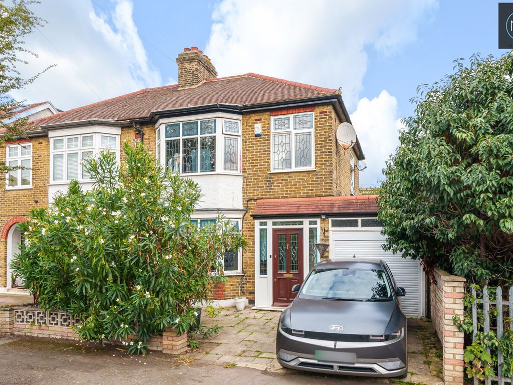3 bed semidetached house for sale in Rose Avenue, South Woodford
