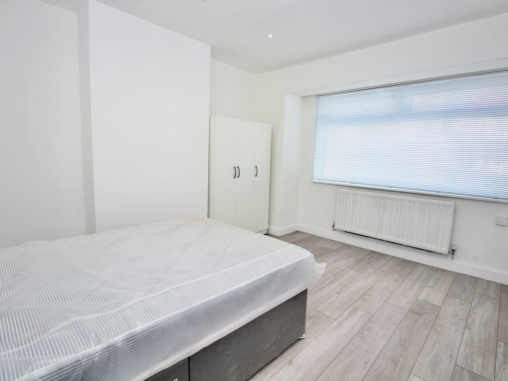 Studio to rent in Rogers Road, Tooting, London SW17, £950 pcm Zoopla