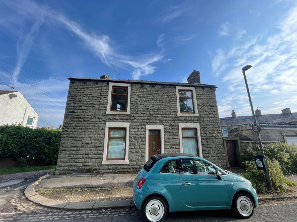 2 bed detached house to rent in Hollins Lane, Accrington, Lancashire