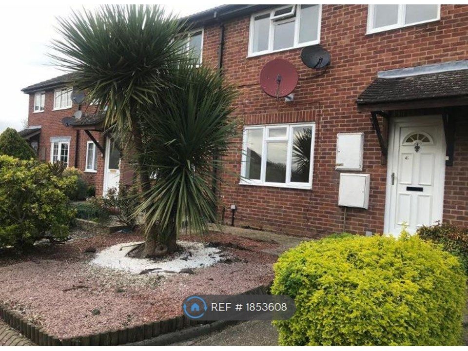 3 bed terraced house to rent in Dunster Gardens, Slough SL1, £1,650 pcm