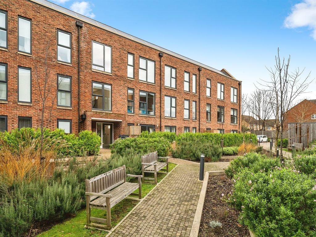2 bed flat for sale in Hansell Gardens, St. Albans AL1, £450,000 Zoopla