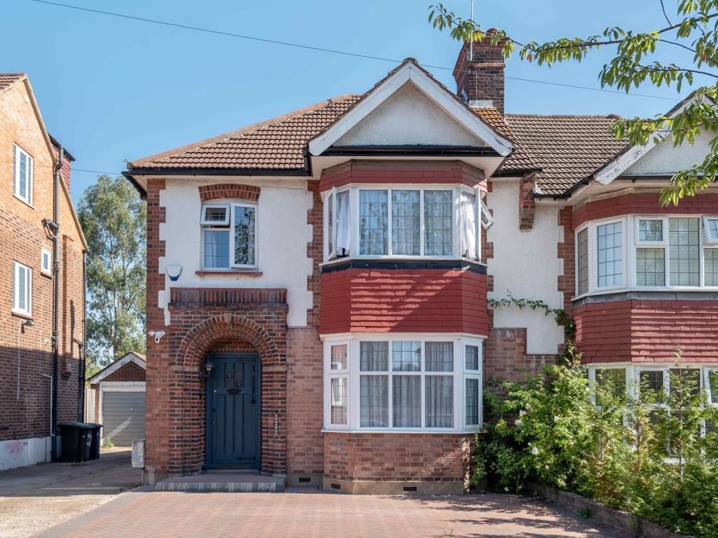 3 bed semidetached house for sale in Lullington Garth, London N12, £