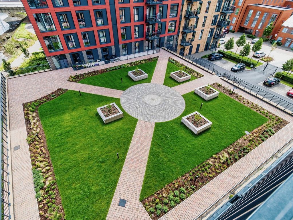 2 bed flat for sale in Granada House, Meridian Way, Southampton SO14, £