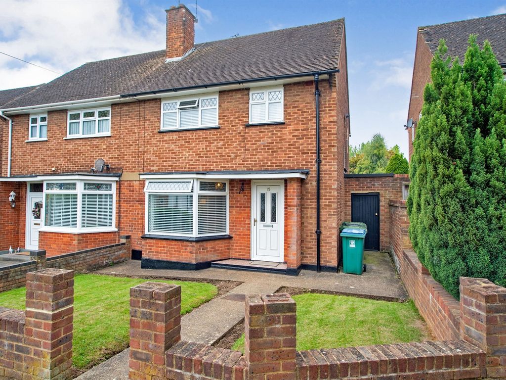 3 bed semidetached house for sale in Old Close, Leavesden