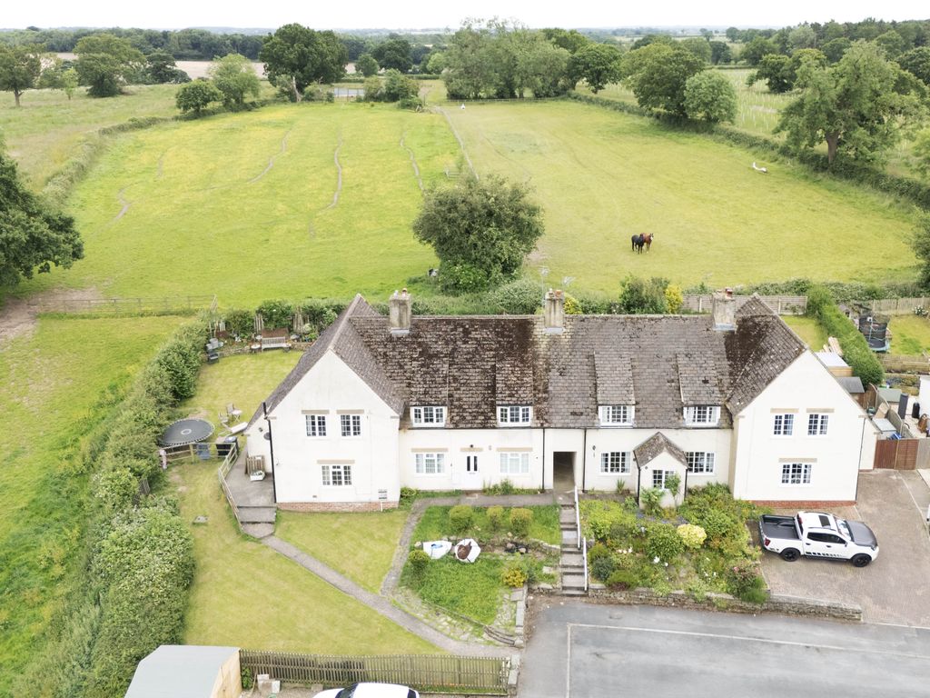 5 bed terraced house for sale in Hillside, Follifoot, Harrogate HG3, £