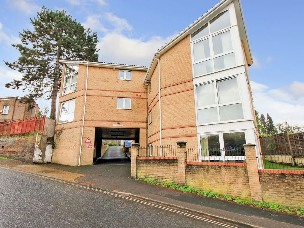2 bed flat for sale in 201 Woodmill Lane, Bitterne Park SO18, £180,000