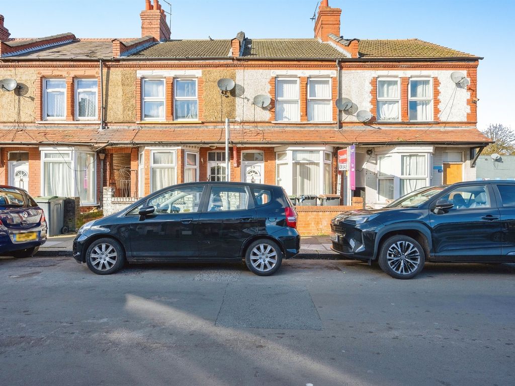 3 bed terraced house for sale in Saxon Road, Luton LU3, £275,000 Zoopla