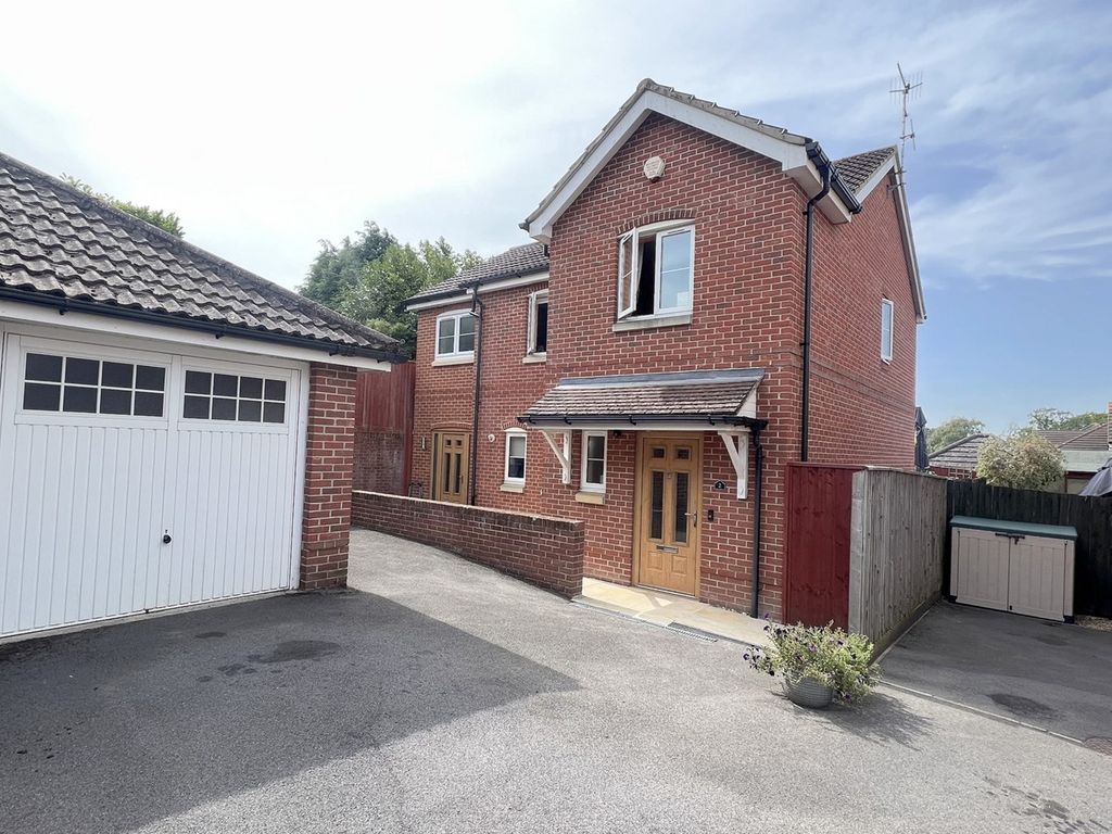 4 bed detached house for sale in Wellow Gardens, Oakdale, Poole BH15, £