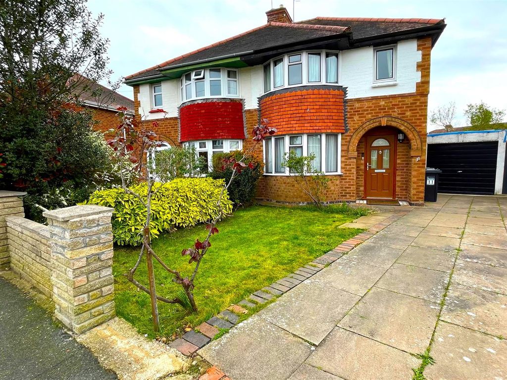 3 bed semidetached house for sale in Worboys Road, Worcester WR2, £