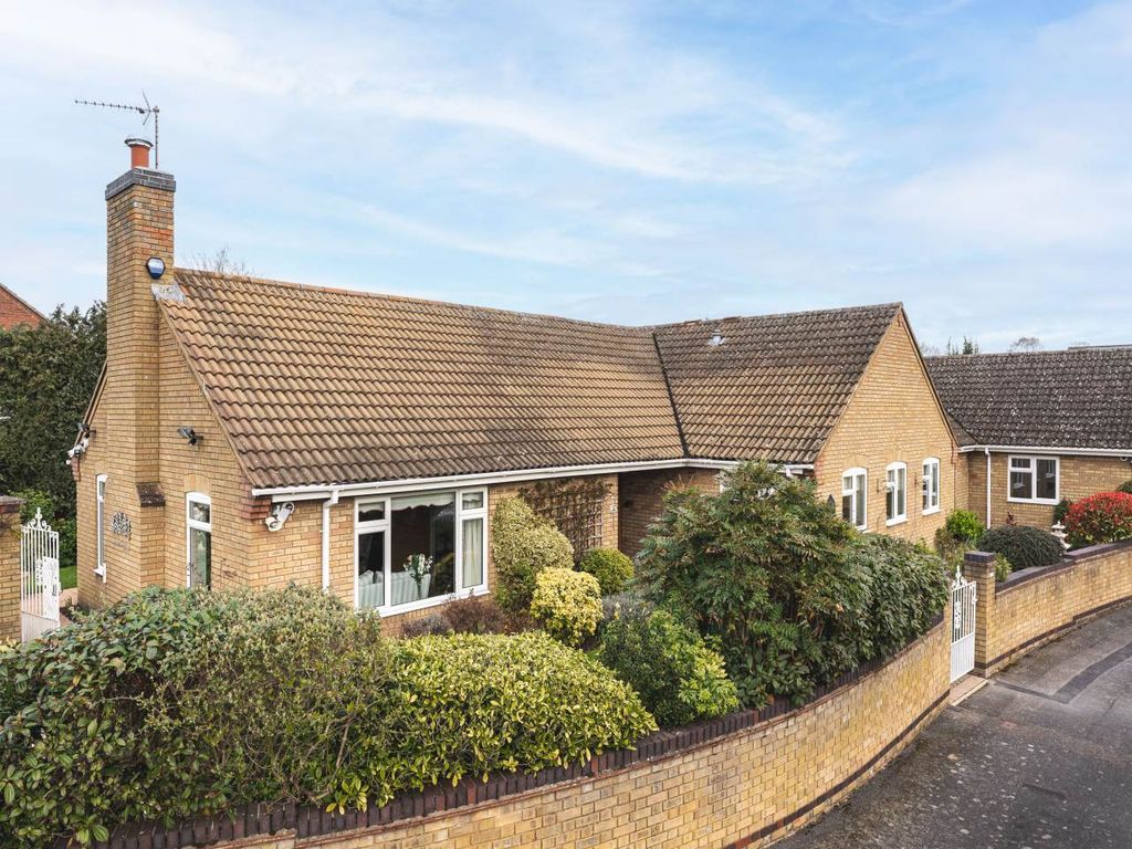 3 bed bungalow for sale in Downlands, Royston, Hertfordshire SG8, £1,200,000 Zoopla