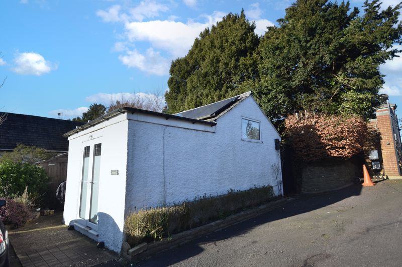 1 bed flat to rent in Hogs Back, Seale, Farnham GU10, £825 pcm Zoopla