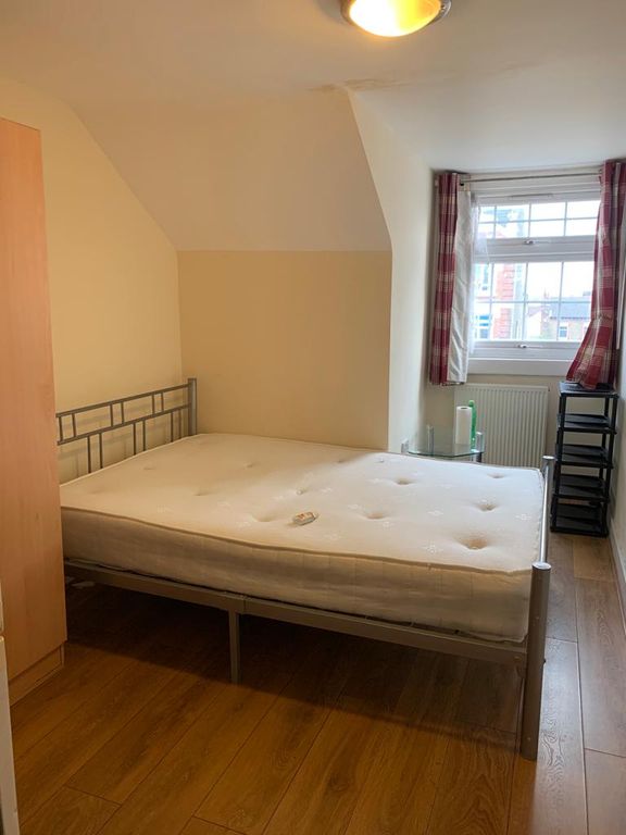 Room to rent in High Road, Ilford IG1, £800 pcm Zoopla