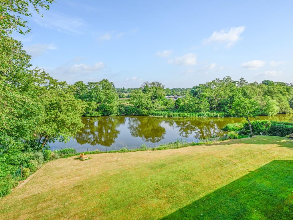 2 bed flat for sale in Farington Acres, Vale Road, Weybridge KT13 Zoopla