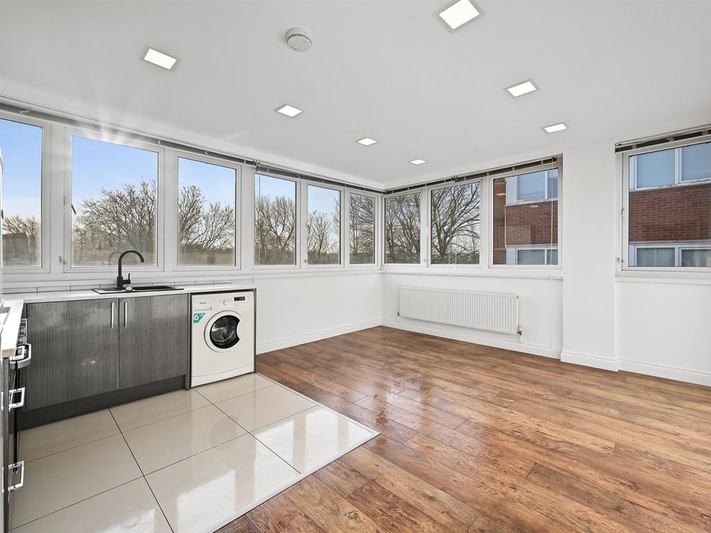 2 bed flat to rent in Restmor Way, Wallington SM6, £1,500 pcm Zoopla