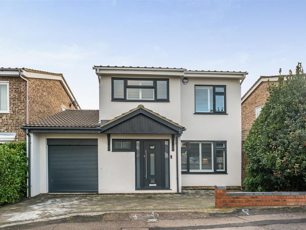 4 bed detached house for sale in Fountains Road, Bedford MK41, £550,000