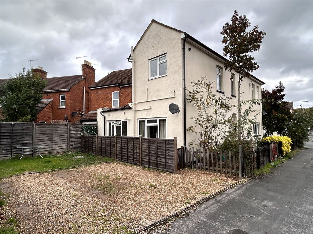 2 bed for sale in St. Michaels Road, Aldershot GU12 Zoopla