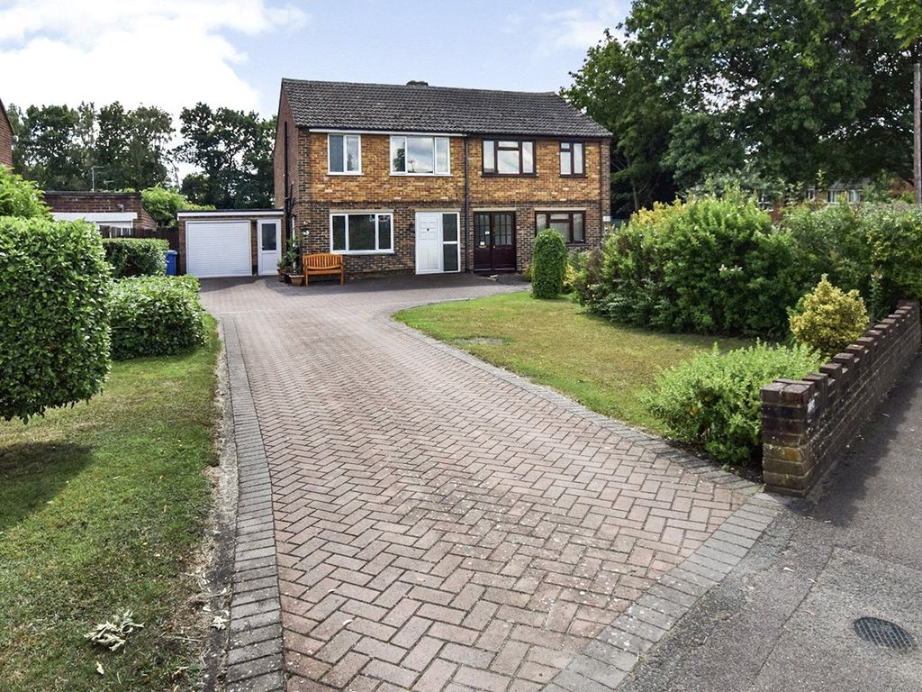 3 bed semidetached house for sale in West Heath Road, Farnborough