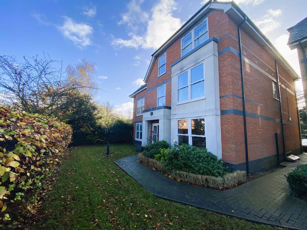 2 bed flat to rent in Chapter Court, Vicarage Road, Egham, Surrey TW20