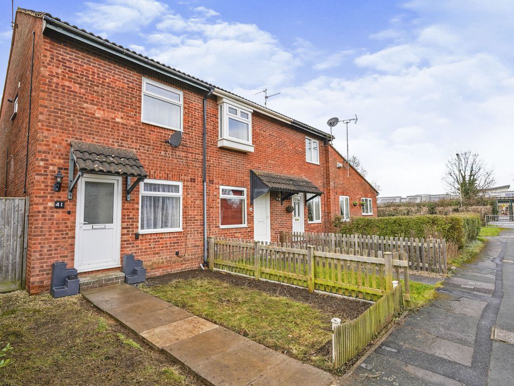 2 bed semidetached house to rent in Pendennis Road, Freshbrook