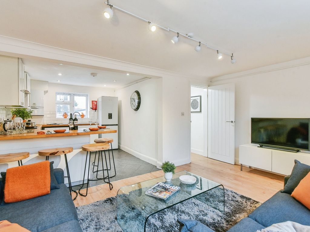 4 bed terraced house for sale in Cambria Road, London SE5, £650,000