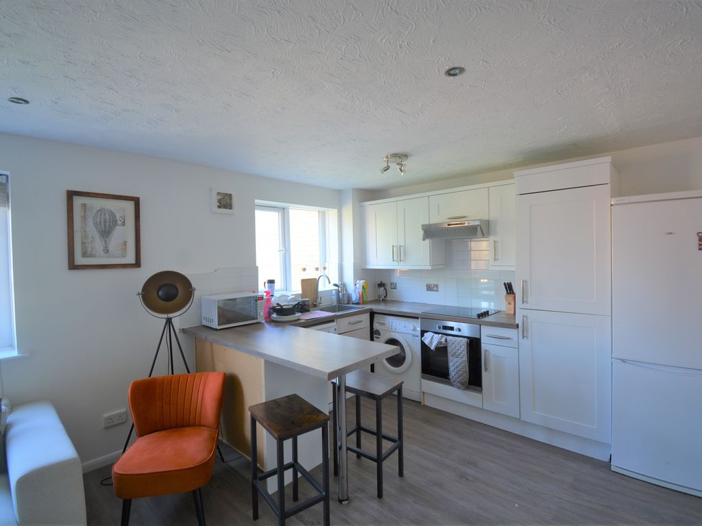 2 bed flat to rent in Redford Close, Feltham TW13, £1,700 pcm Zoopla