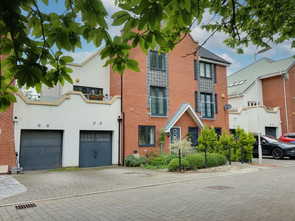 3 bed semidetached house for sale in Beech Street, High HP11