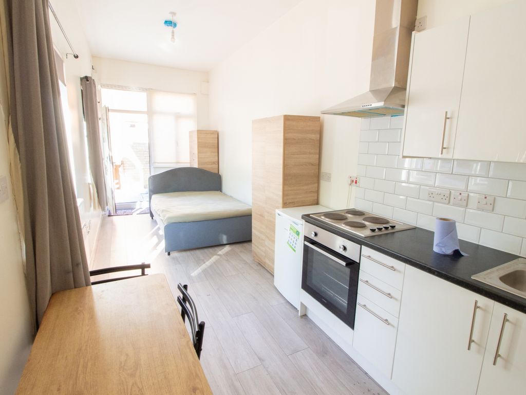 Studio to rent in Southwold Road, Upper Clapton E5, £1,000 pcm Zoopla